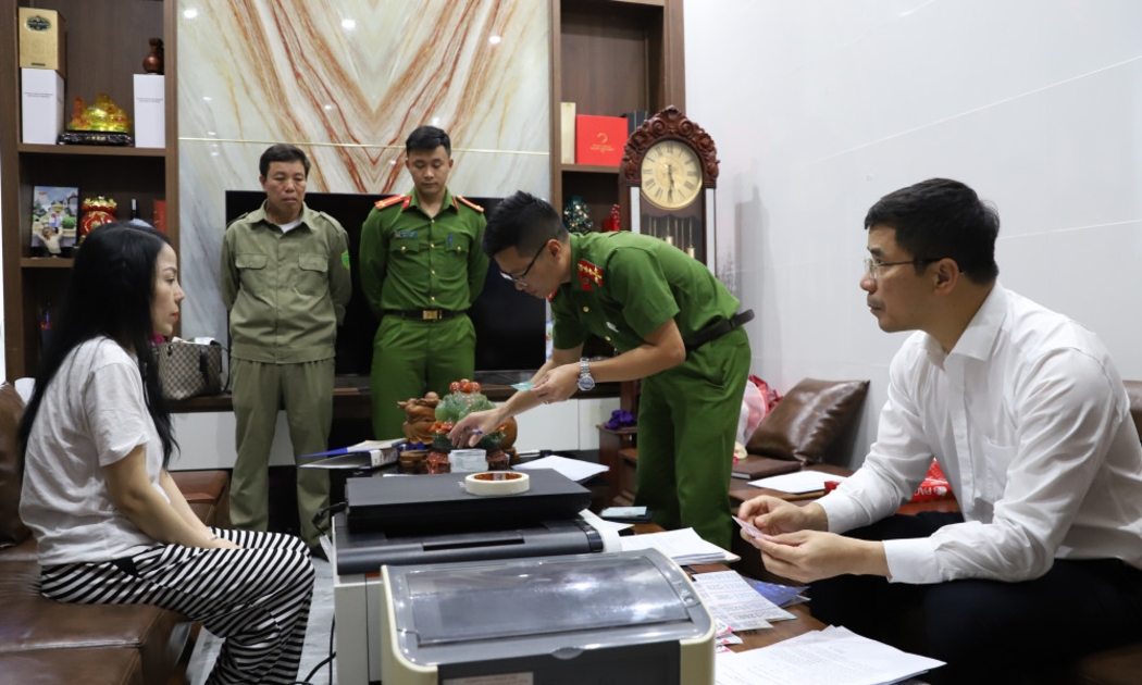 Giám đốc Công an tỉnh (người ngồi ngoài cùng bên phải) chỉ đạo cơ quan điều tra thu thập tài liệu, chứng cứ, xử lý nghiêm các đối tượng theo qui định của pháp luật. Ảnh: Công an tỉnh Hà Tĩnh