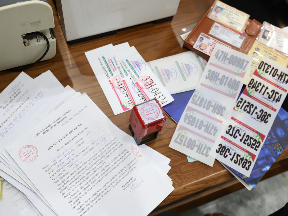 C&aacute;c giấy tờ li&ecirc;n quan m&agrave; c&aacute;c đối tượng d&ugrave;ng để thực hiện h&agrave;nh vi phạm tội. Ảnh: C&ocirc;ng an tỉnh H&agrave; Tĩnh