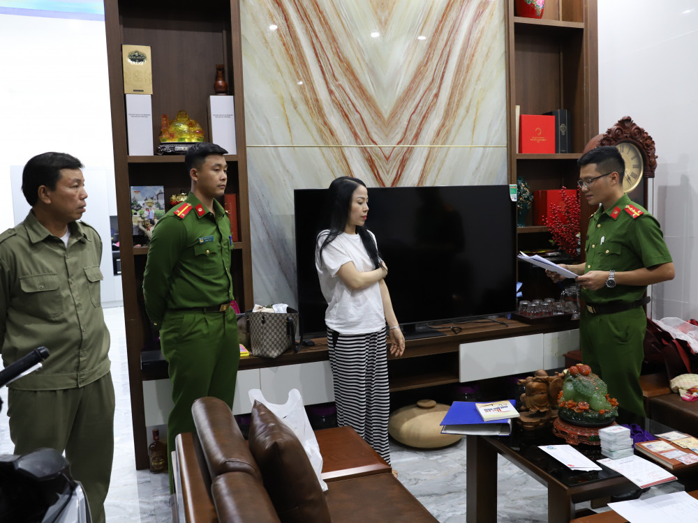 Cơ quan điều tra đọc lệnh kh&aacute;m x&eacute;t nơi ở của đối tượng Hồ Thị Hải. Ảnh: C&ocirc;ng an tỉnh H&agrave; Tĩnh