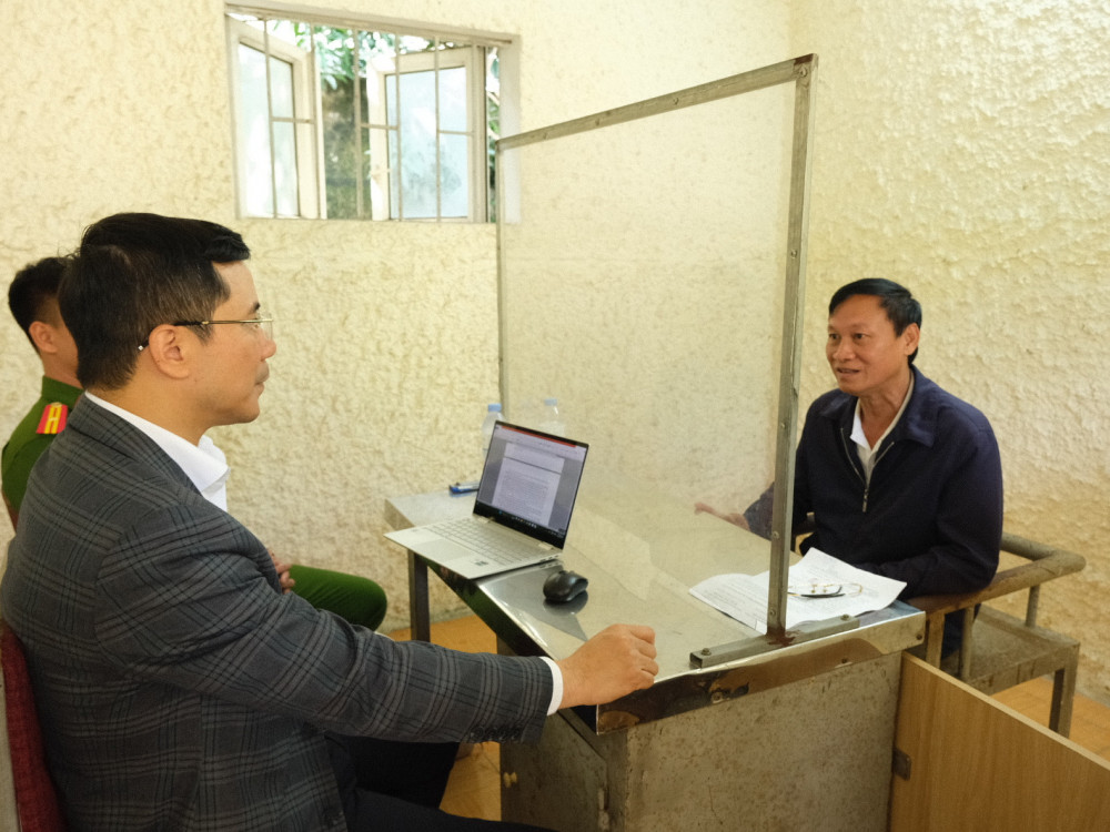 Đại t&aacute; Nguyễn Hồng Phong - Gi&aacute;m đốc C&ocirc;ng an tỉnh trực tiếp thẩm vấn đối tượng L&ecirc; Danh Tạo. Ảnh: C&ocirc;ng an tỉnh H&agrave; Tĩnh