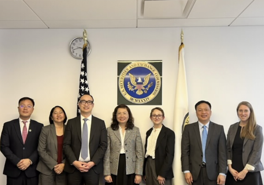 Các thành viên đoàn công tác tại buổi làm việc.