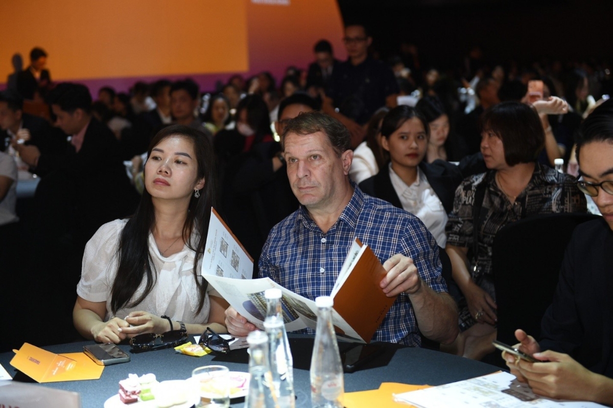 C&aacute;c kh&aacute;ch mời lắng nghe tư vấn về ph&acirc;n khu Hawaii - Masteri Waterfront tại sự kiện.