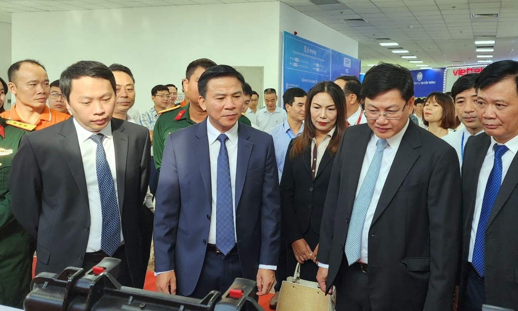 Bí thư Tỉnh ủy Thanh Hóa Đỗ Trọng Hưng và Thứ trưởng Bộ TT&TT Nguyễn Huy Dũng tham quan các gian hàng chuyển đổi số tại Thanh Hóa