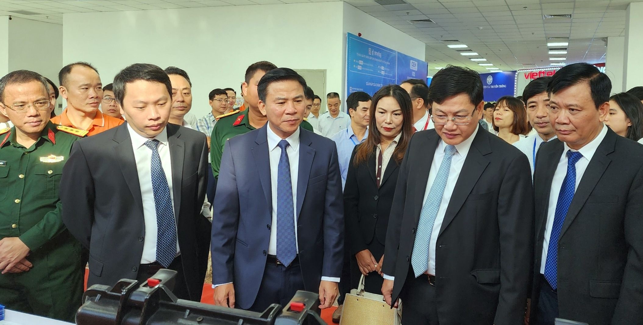 Bí thư Tỉnh ủy Thanh Hóa Đỗ Trọng Hưng và Thứ trưởng Bộ TT&TT Nguyễn Huy Dũng tham quan các gian hàng chuyển đổi số tại Thanh Hóa