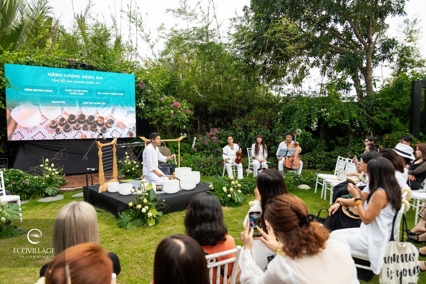 Kh&ocirc;ng gian trải nghiệm &ldquo;Tắm &acirc;m thanh&rdquo; tại V&ugrave;ng đất Blue Zones đầu ti&ecirc;n tại Việt Nam.