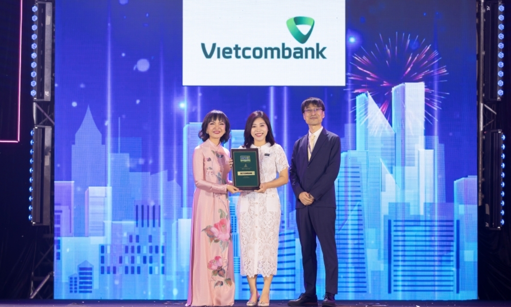 Bà Nguyễn Thị Minh Hải - Phó trưởng Văn phòng đại diện Vietcombank tại Tp Hồ Chí Minh nhận giải thưởng do Ban tổ chức trao tặng.