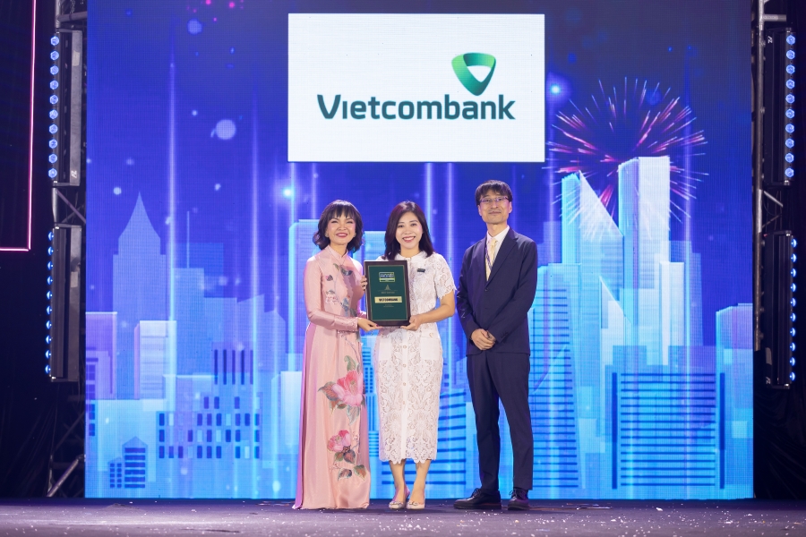 Bà Nguyễn Thị Minh Hải - Phó trưởng Văn phòng đại diện Vietcombank tại Tp Hồ Chí Minh nhận giải thưởng do Ban tổ chức trao tặng.