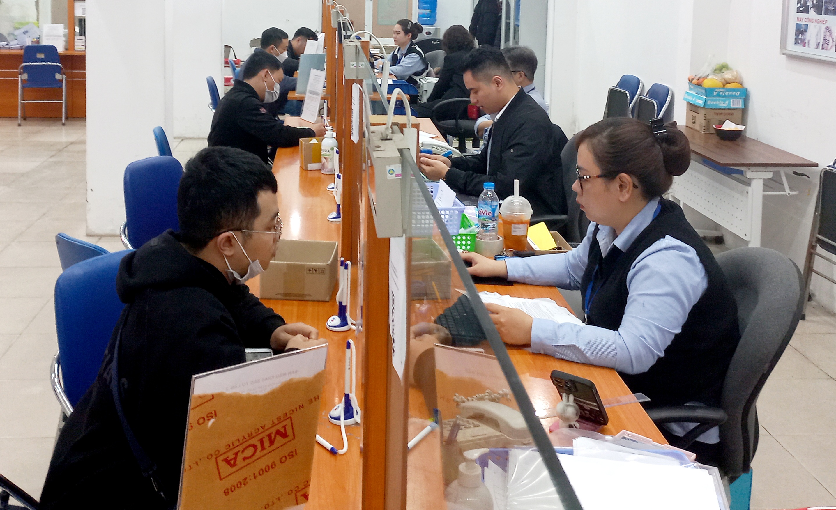 Khó khăn về việc làm, thu nhập cũng là một trong những yếu tố khiến lao động rút bảo hiểm một lần. Ảnh minh họa - N.Dương.