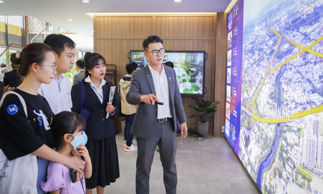 Khách hàng tham quan, tìm hiểu căn hộ Akari City.