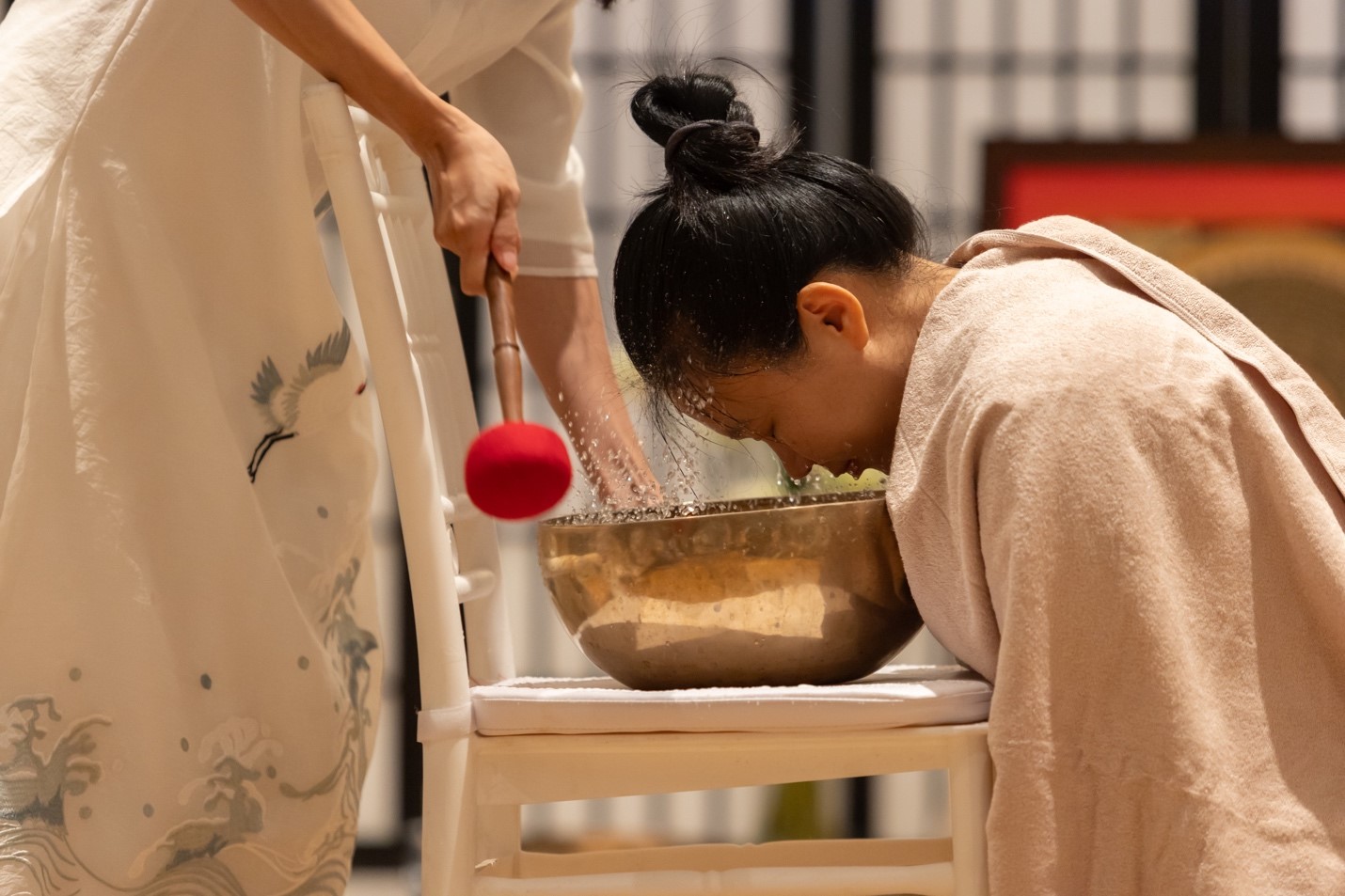 Chuông là sản phẩm chính được dùng trong các buổi “Tắm âm Thanh”. Những sản phẩm này được nhập khẩu hoàn toàn từ Nepal.