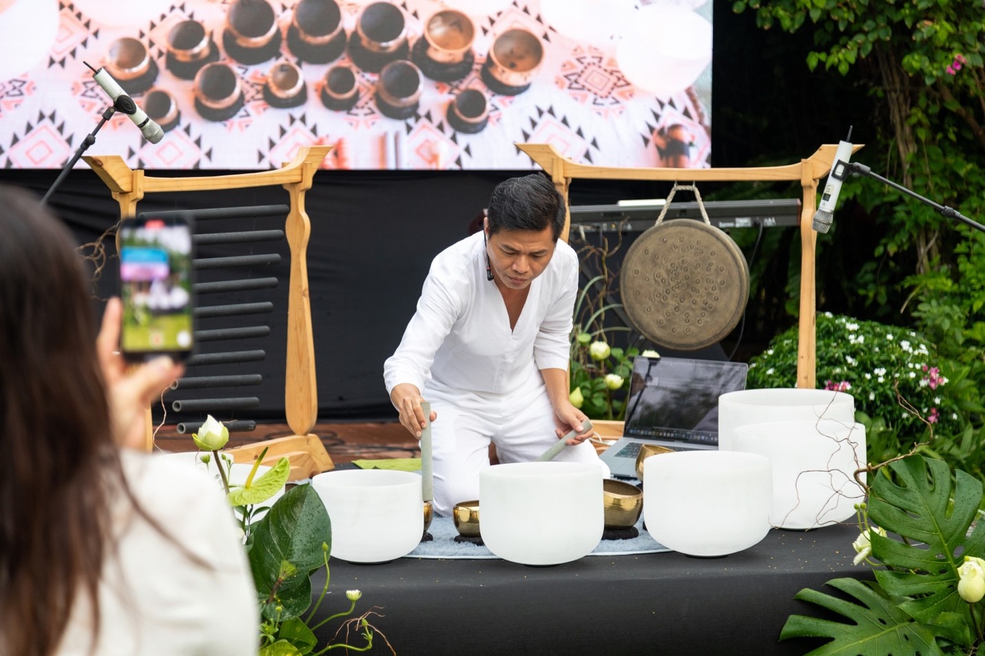 Những chiếc chuông với những kích thước và thời gian hoàn thành khác nhau tạo ra những thanh âm khác nhau.