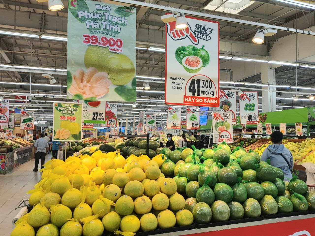 Các doanh nghiệp bán lẻ dự báo, trong dịp Tết năm nay khách hàng sẽ có xu hướng chi tiêu tiết kiệm do giá điện, giá xăng dầu tăng cao.