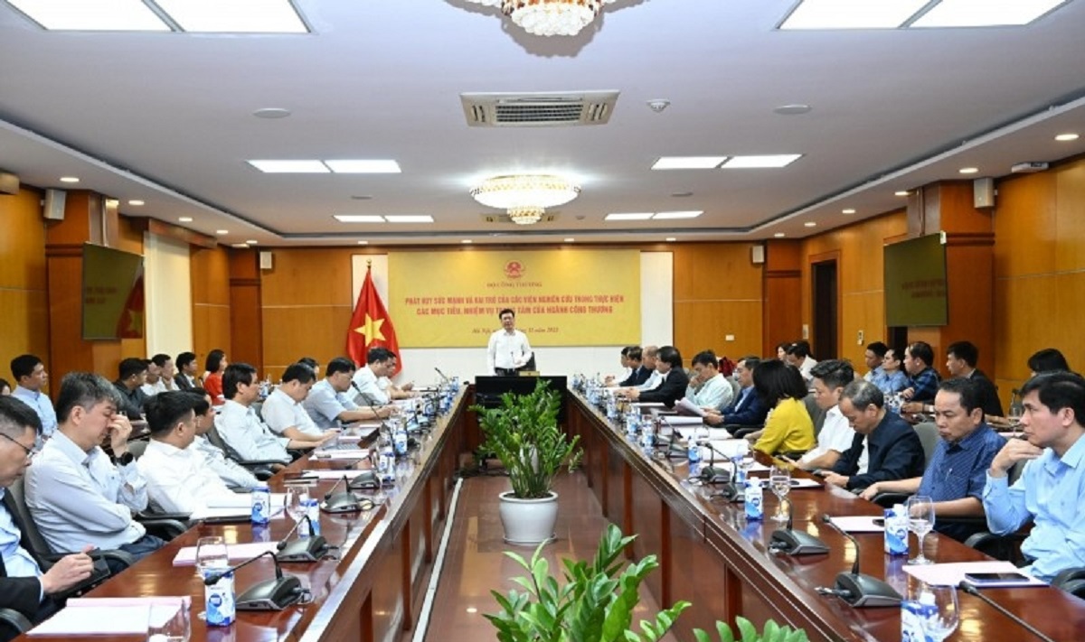 Bộ trưởng Nguyễn Hồng Di&ecirc;n chủ tr&igrave; buổi l&agrave;m việc với c&aacute;c Viện nghi&ecirc;n cứu trong ng&agrave;nh C&ocirc;ng Thương.