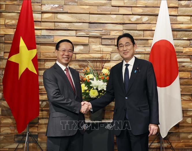 Chủ tịch nước Võ Văn Thưởng và Thủ tướng Nhật Bản Kishida Fumio. Ảnh: TTXVN.