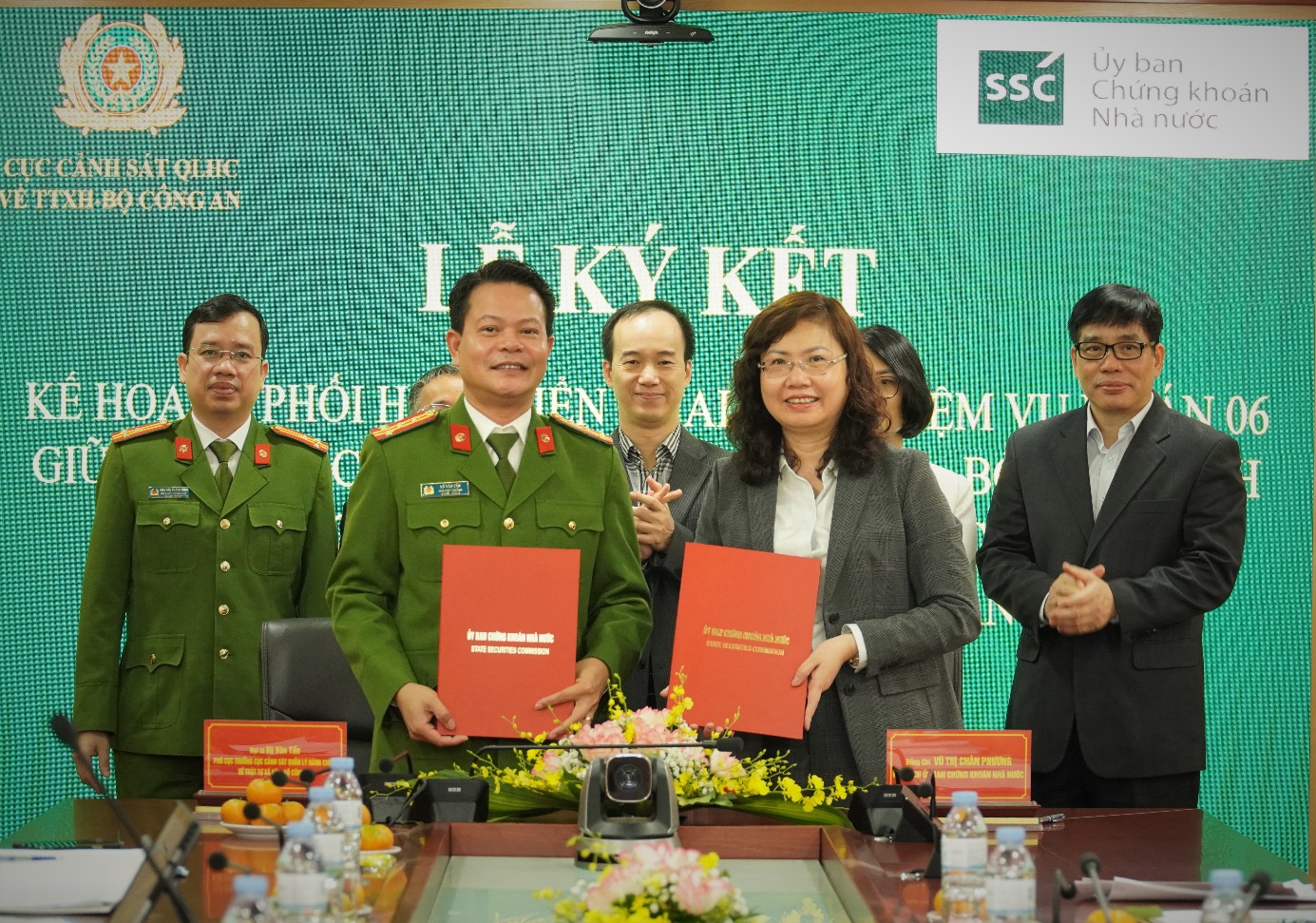  Chủ tịch Ủy ban Chứng khoán Nhà nước Vũ Thị Chân Phương và Đại tá Vũ Văn Tấn, Phó Cục trưởng Cục Cảnh sát Quản lý hành chính về trật tự xã hội (Bộ Công an) trao biên bản ký kết.