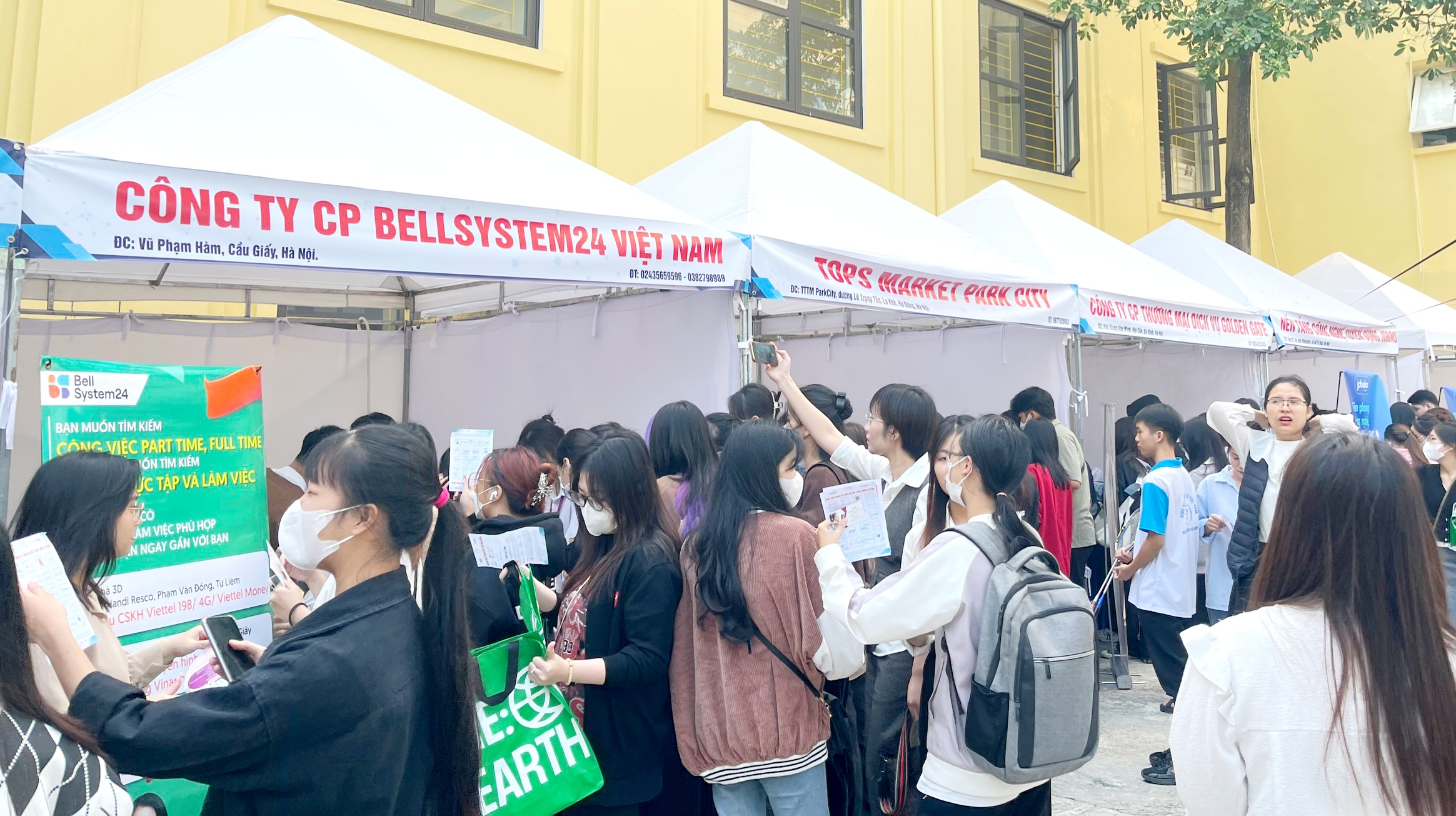 Ng&agrave;y hội việc l&agrave;m thu h&uacute;t sự tham gia đ&ocirc;ng đảo của sinh vi&ecirc;n tr&ecirc;n địa b&agrave;n H&agrave; Nội. Ảnh - Thanh B&igrave;nh.