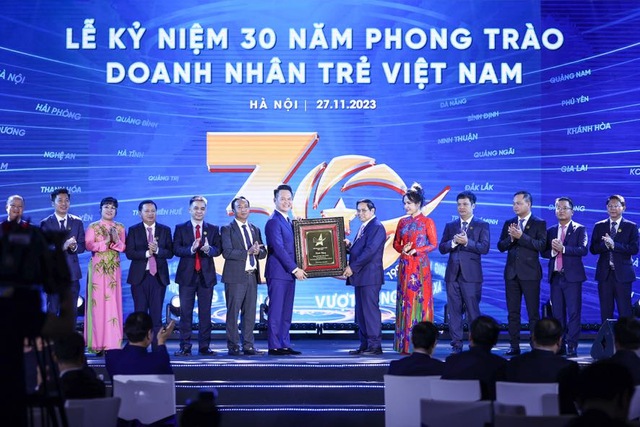 Thủ tướng Phạm Minh Chính tặng bức phù điêu cho Hội Doanh nhân trẻ Việt Nam - Ảnh: VGP.