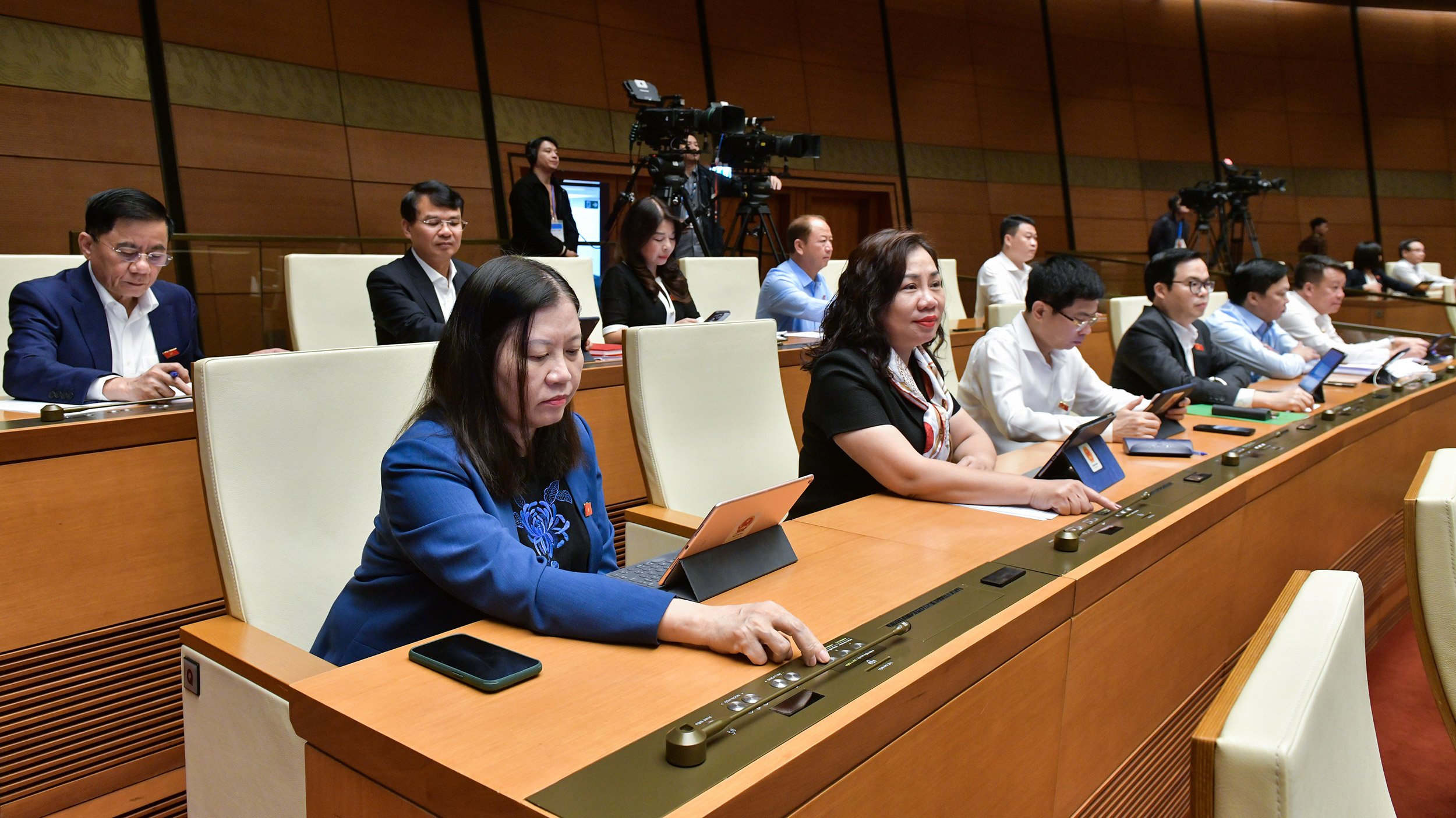 C&aacute;c đại biểu Quốc hội bấm n&uacute;t th&ocirc;ng qua Luật Nh&agrave; ở (sửa đổi) ng&agrave;y 27/11/2023. Ảnh:quochoi.vn.