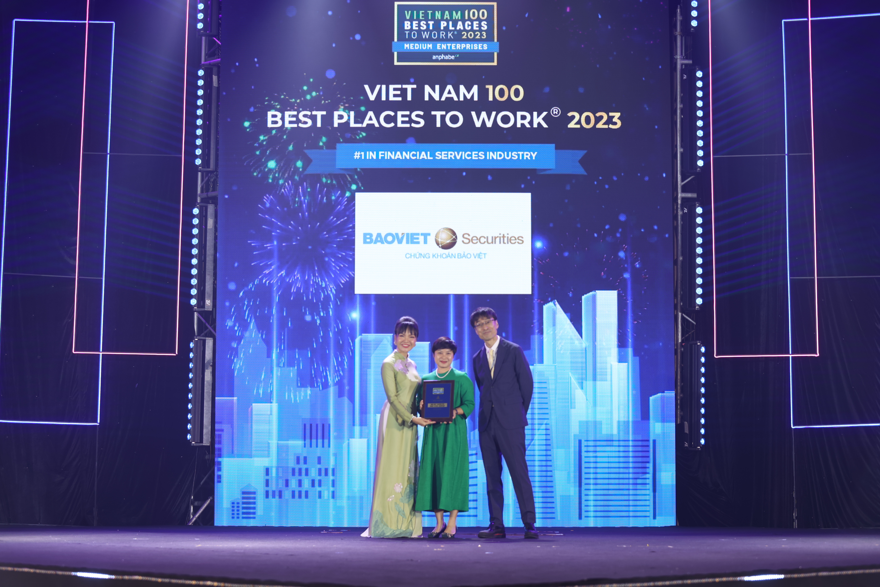 Bà Bùi Thị Mai Hiên (giữa), Giám đốc Nhân sự đại diện BVSC nhận giải thưởng. 