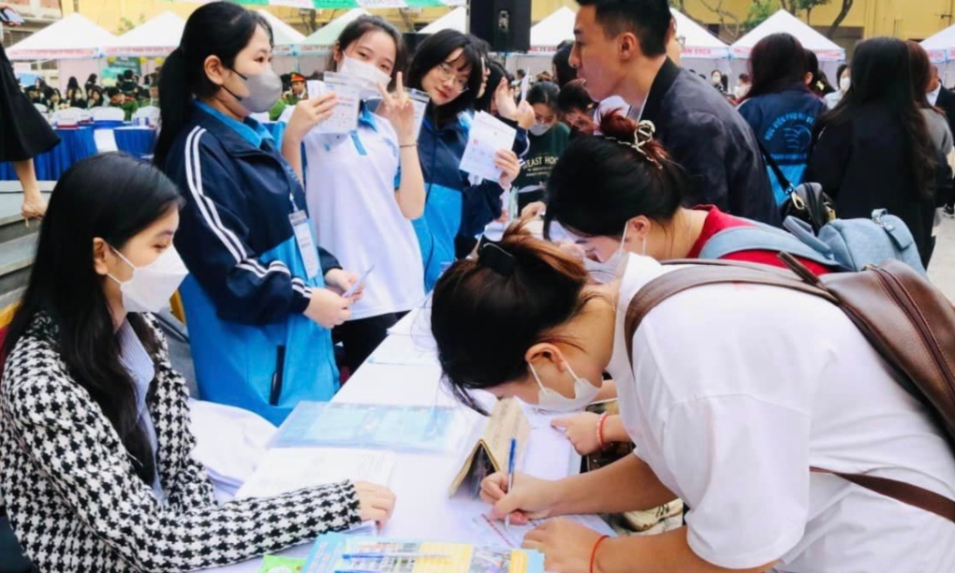 Sinh viên, lao động đăng ký thông tin việc làm tại Ngày hội việc làm 2023. Ảnh - Thanh Bình.