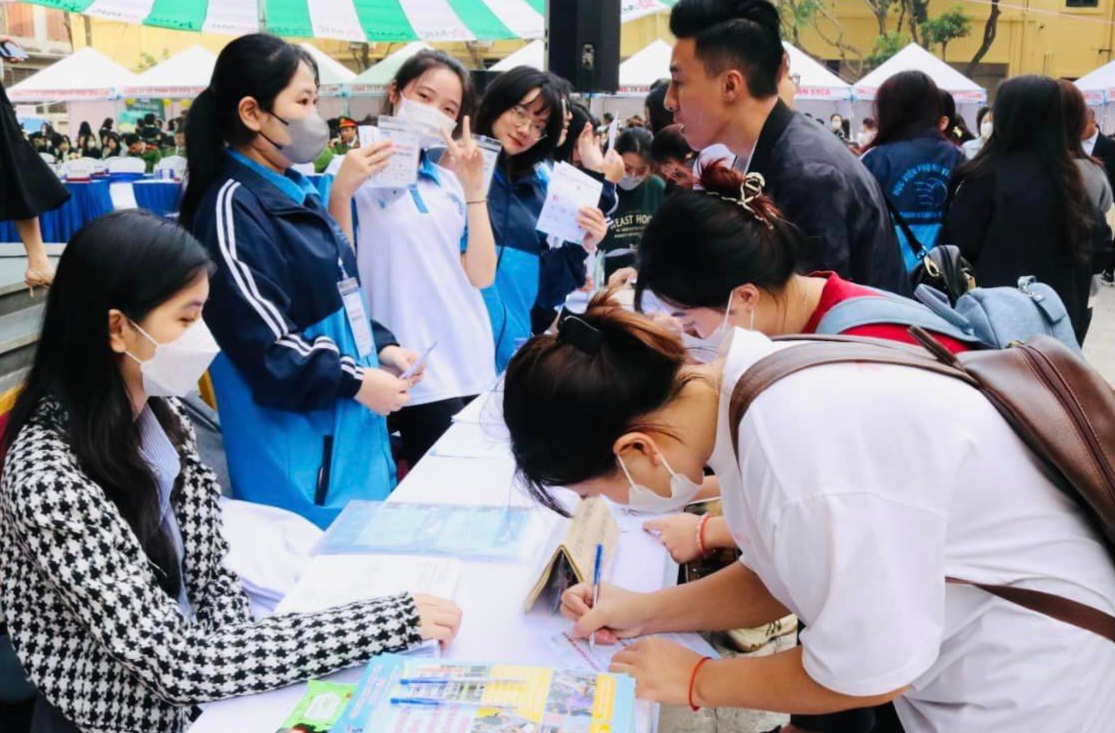 Sinh viên, lao động đăng ký thông tin việc làm tại Ngày hội việc làm 2023. Ảnh - Thanh Bình.