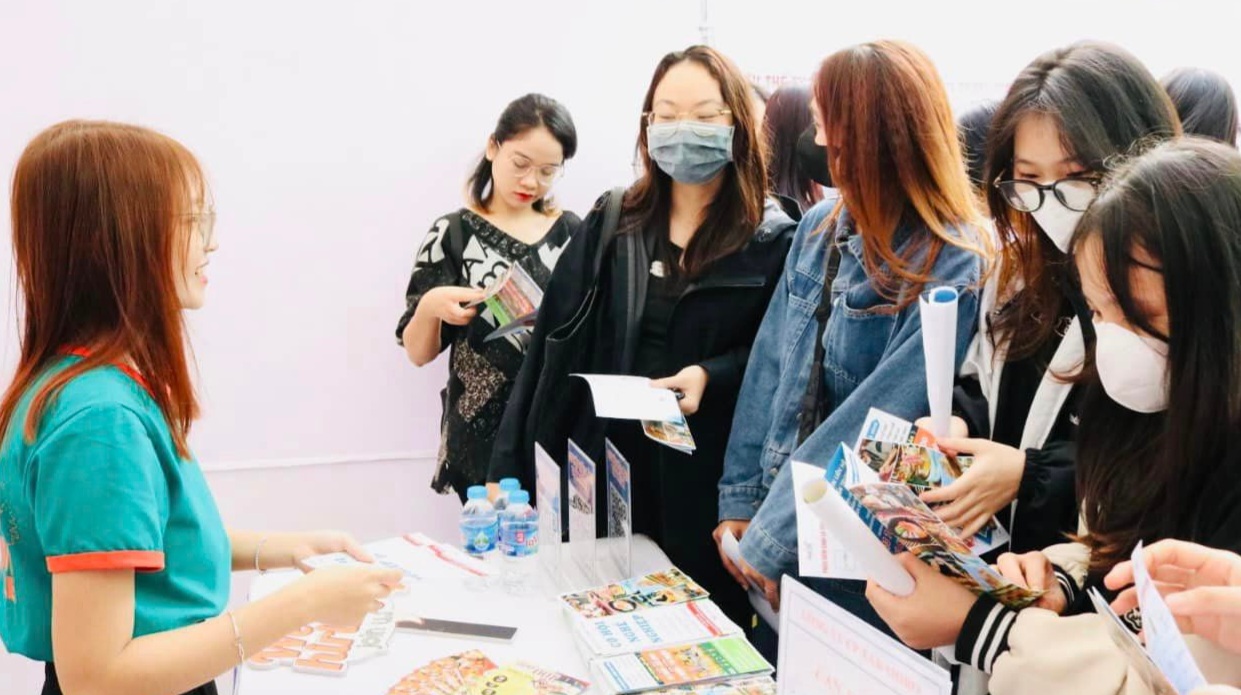 Doanh nghiệp tham gia tuyển dụng. Ảnh - Thanh B&igrave;nh.