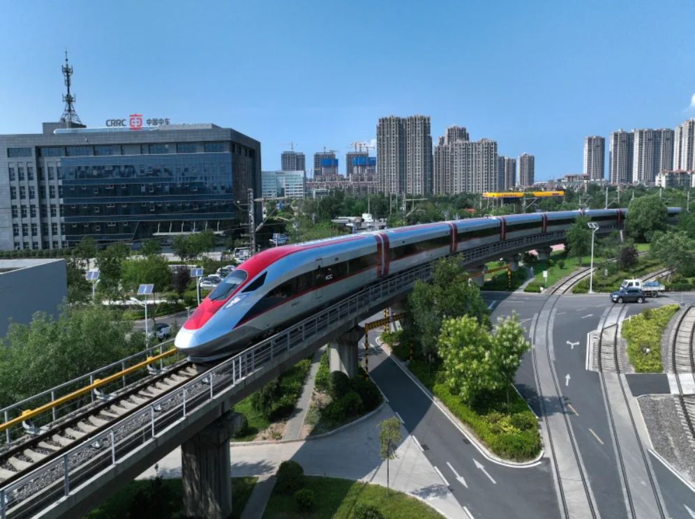 Toàn tuyến có 23 ga khách, 5 ga hàng, 28km tuyến nối ga khai thác chạy tàu hàng khi nhu cầu hàng hóa vượt quá năng lực khai thác.