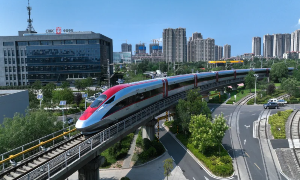 Toàn tuyến có 23 ga khách, 5 ga hàng, 28km tuyến nối ga khai thác chạy tàu hàng khi nhu cầu hàng hóa vượt quá năng lực khai thác.
