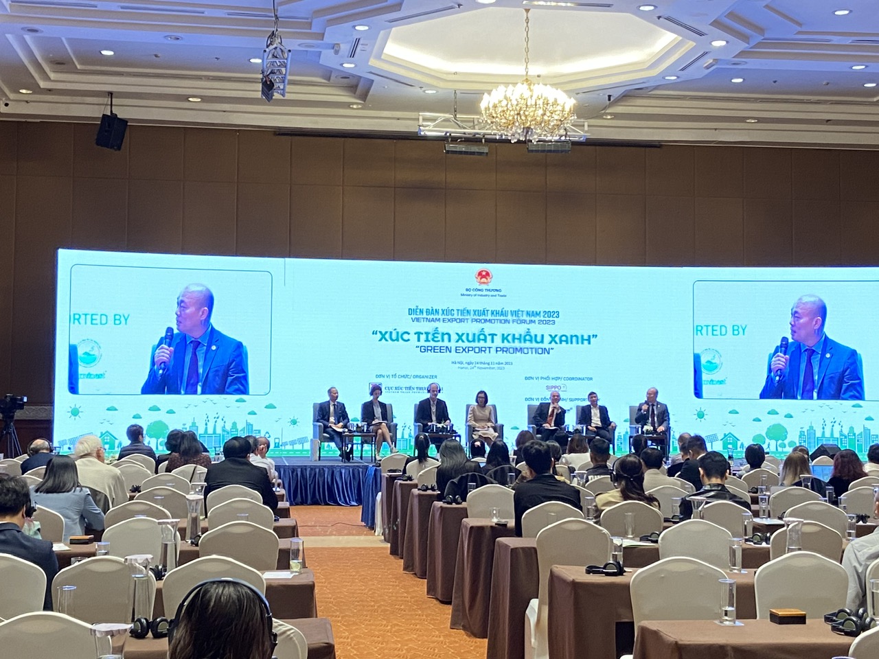 C&aacute;c chuy&ecirc;n gia, doanh nghiệp tham gia thảo luận tại Diễn đ&agrave;n.