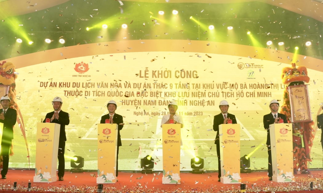 Các đại biểu thực hiện nghi lễ khởi công dự án Khu du lịch văn hoá và dự án Thác 9 tầng tại Khu vực mộ bà Hoàng Thị Loan, thuộc Khu di tích quốc gia đặc biệt Khu lưu niệm Chủ tịch Hồ Chí Minh, huyện Nam Đàn, Nghệ An.