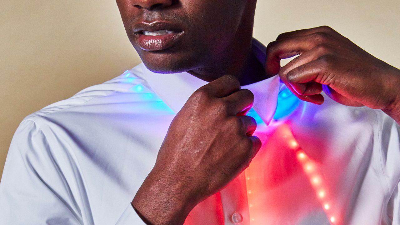 D&ograve;ng trang phục th&ocirc;ng minh ra đời trước ti&ecirc;n l&agrave; để tăng khả năng chống chịu của người mặc trước thời tiết khắc nghiệt.