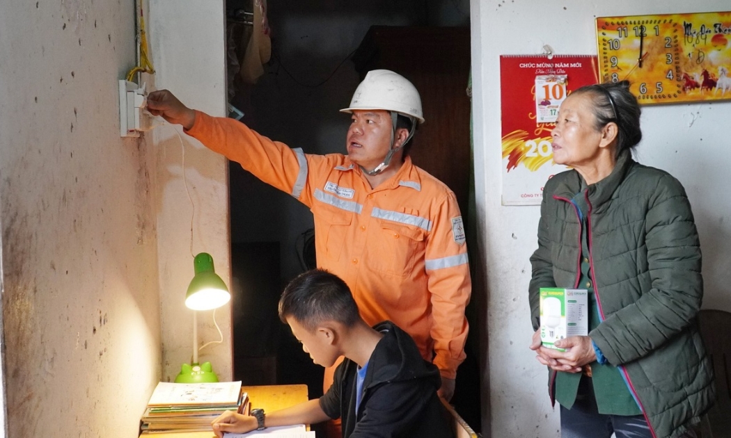 Cán bộ ngành Điện tuyên truyền tới khách hàng về sử dụng điện an toàn, tiết kiệm.