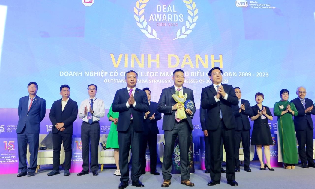 Đại diện Tập đoàn Masan, đứng giữa, nhận giải.