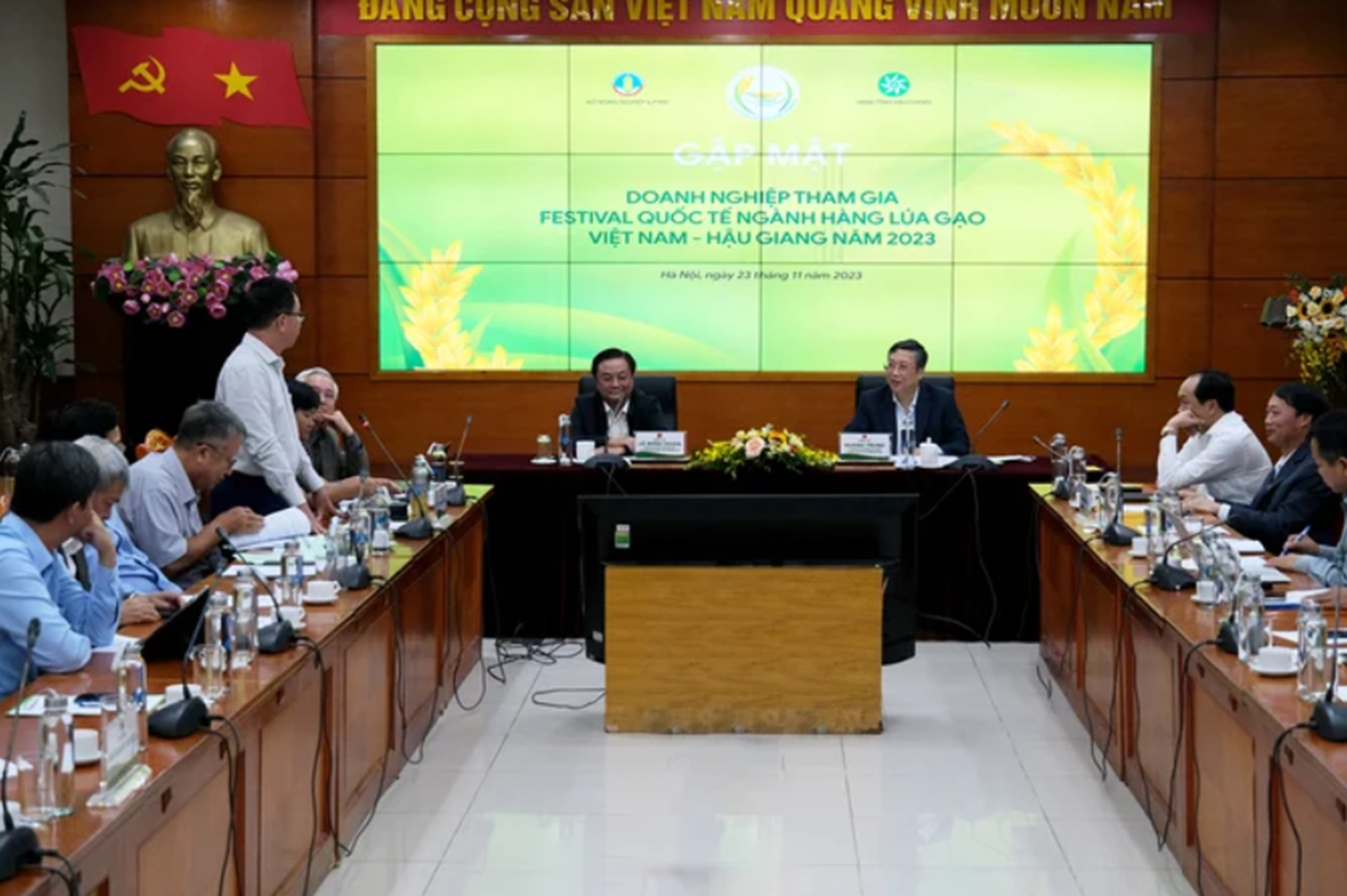 Bộ trưởng Lê Minh Hoan gặp mặt các doanh nghiệp chuẩn bị tham gia Festival Lúa gạo Việt Nam 2023.