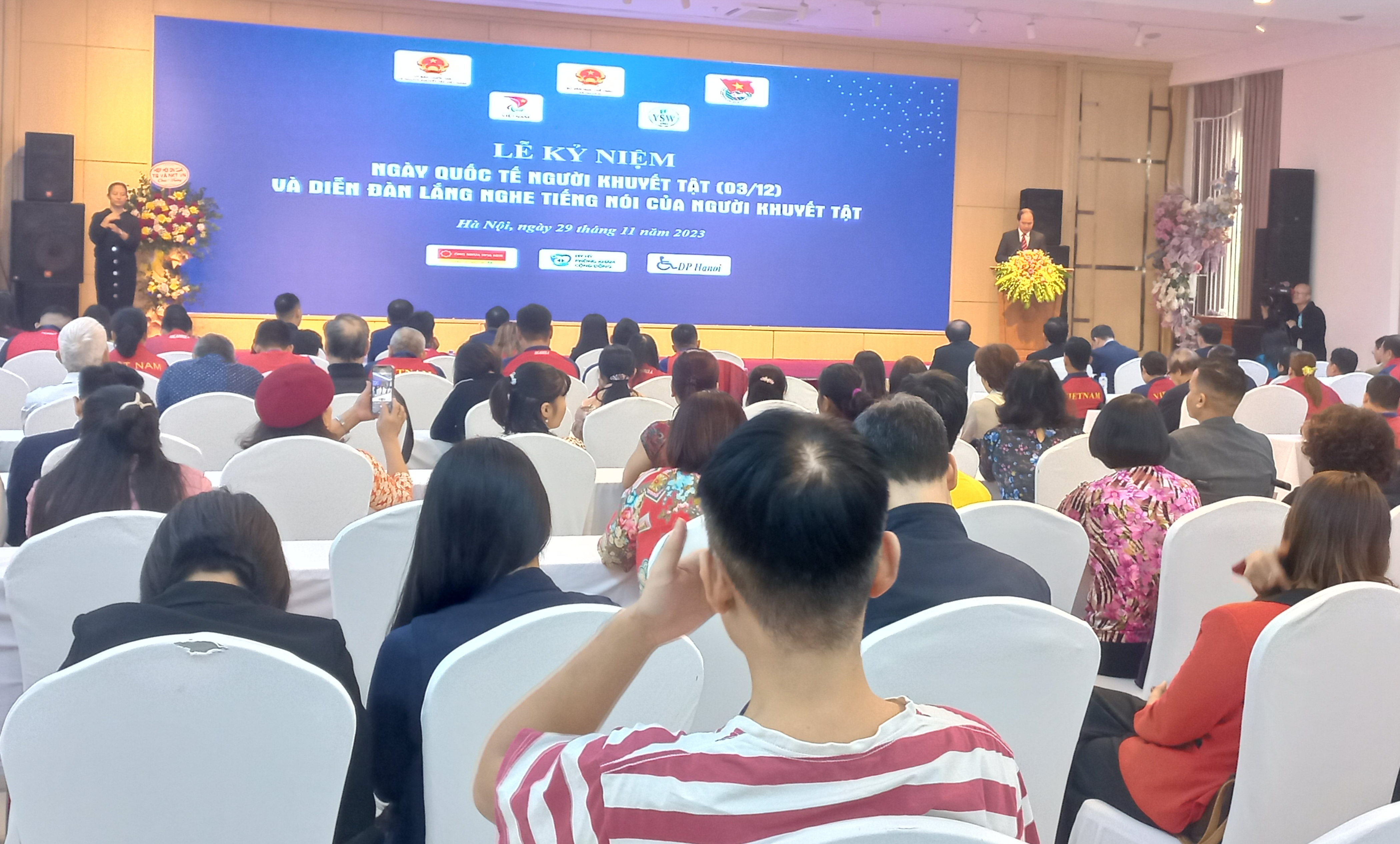 Toàn cảnh hội nghị. 