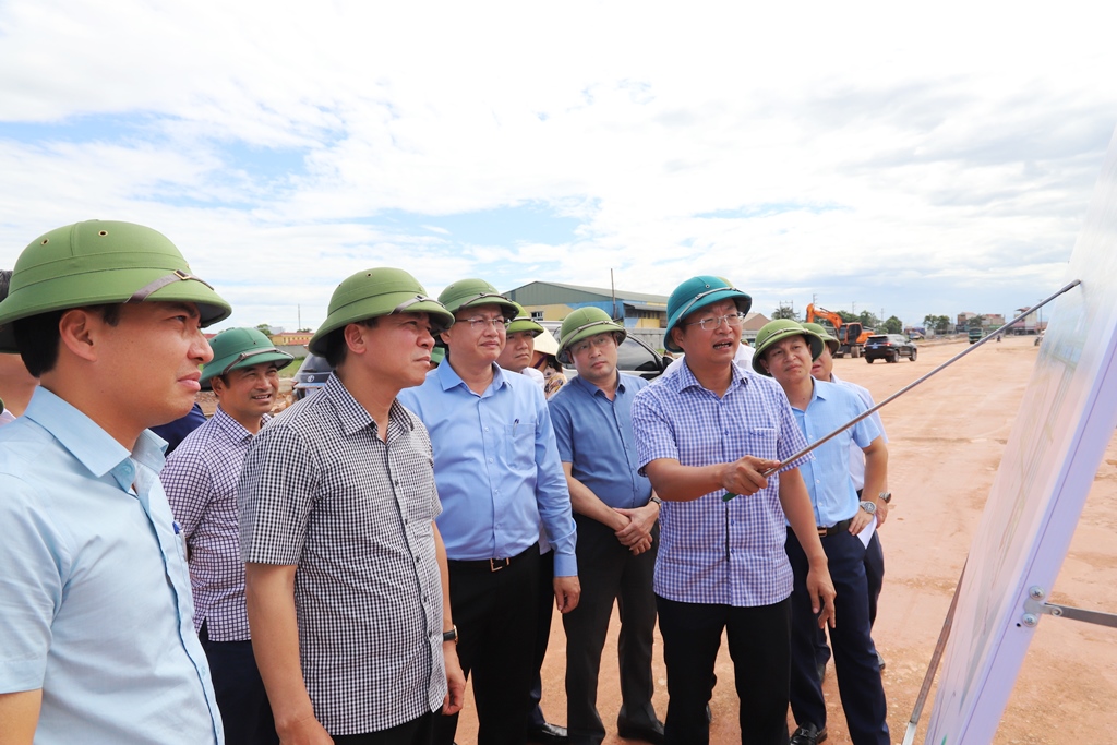 &Ocirc;ng&nbsp;Đỗ Trọng Hưng, B&iacute; thư Tỉnh ủy Thanh H&oacute;a, đ&atilde; đi kiểm tra t&igrave;nh h&igrave;nh thi c&ocirc;ng một số dự &aacute;n giao th&ocirc;ng, thủy lợi trọng điểm tr&ecirc;n địa b&agrave;n tỉnh