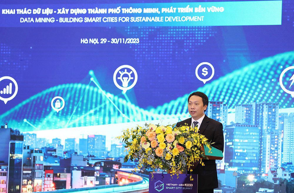 Thứ trưởng Nguyễn Huy Dũng: Phát triển đô thị thông minh phải bảo đảm gắn kết chặt chẽ với quá trình chuyển đổi số tại địa phương, không tách rời, không trùng lặp, tất cả đều hướng đến mục tiêu lấy người dân làm trung tâm.