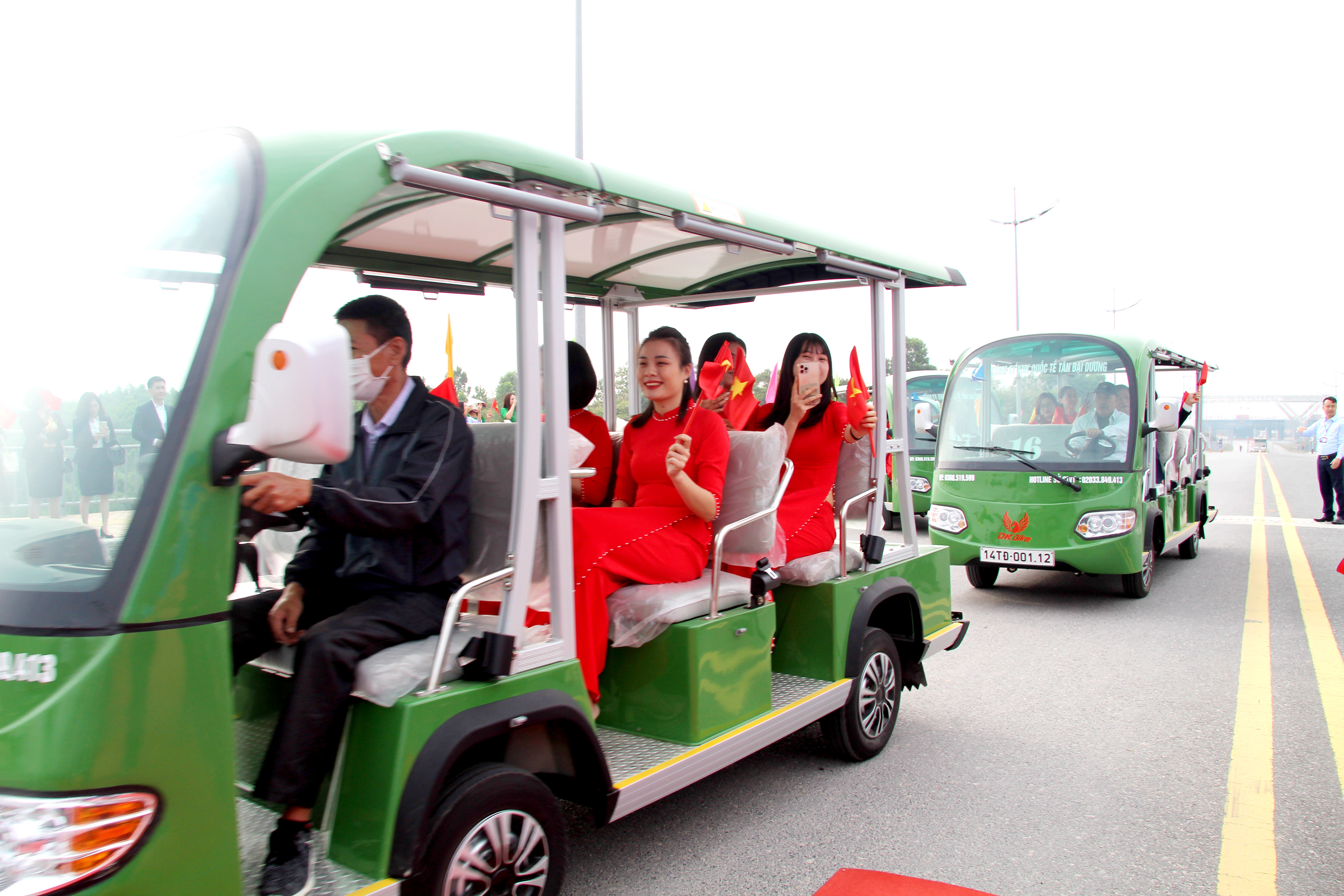 Xe trung chuyển (xe điện) hai phía Việt Nam, Trung Quốc chở khách du lịch xuất cảnh đi qua vạch phân quản cầu Bắc Luân II sang cửa khẩu nước đối diện. Ảnh: Trung tâm truyền thông Quảng Ninh.