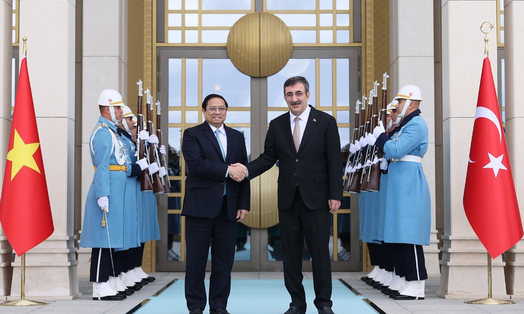 Phó Tổng thống Thổ Nhĩ Kỳ Cevdet Yilmaz và Thủ tướng Chính phủ Phạm Minh Chính tại lễ đón chính thức - Ảnh: VGP.