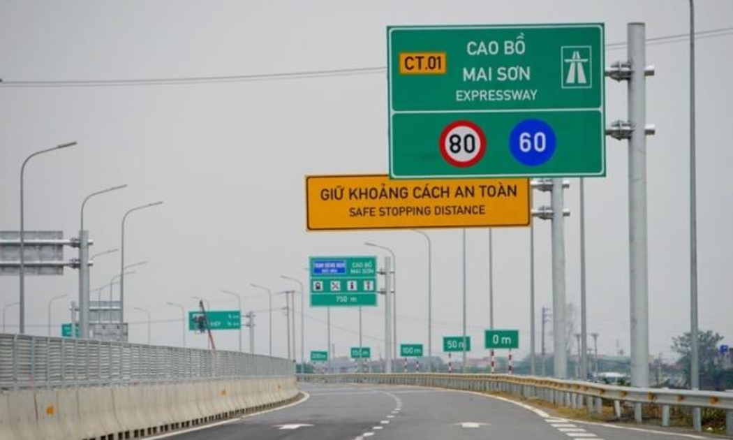 Nhiều tuyến đường cao tốc phân kỳ đầu tư có quy mô 4 làn xe cơ giới với làn dừng khẩn cấp không liên tục hiện khai thác với tốc độ tối đa 80km/h. 