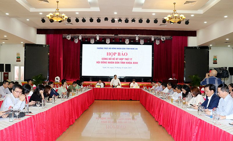 Quang cảnh họp báo.