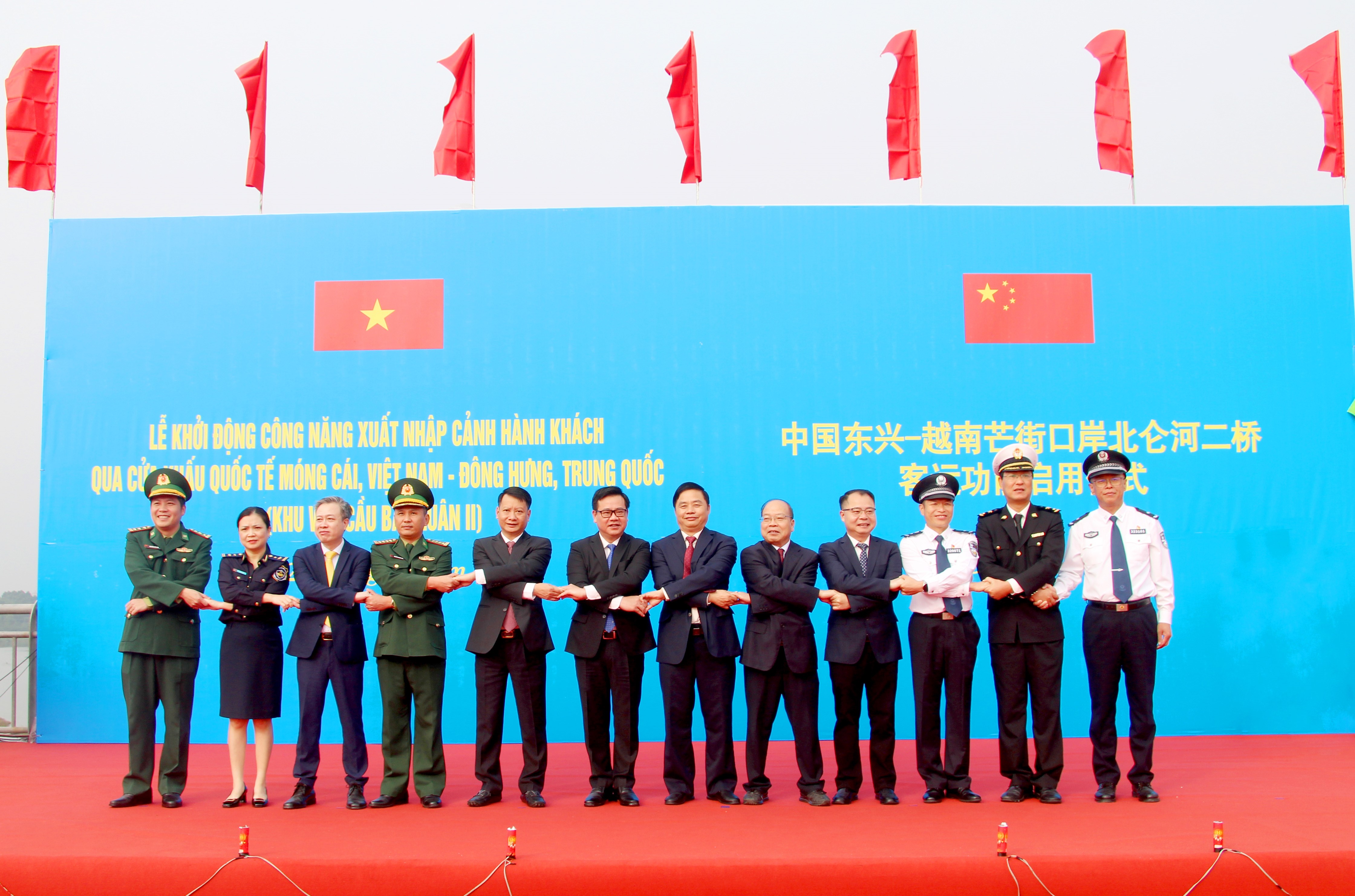 Lễ khởi động c&ocirc;ng năng xuất, nhập cảnh h&agrave;nh kh&aacute;ch qua Cửa khẩu Quốc tế M&oacute;ng C&aacute;i l&agrave; sự kiện quan trọng g&oacute;p phần th&uacute;c đẩy ph&aacute;t triển du lịch của hai nước. Ảnh: Trung t&acirc;m truyền th&ocirc;ng Quảng Ninh.