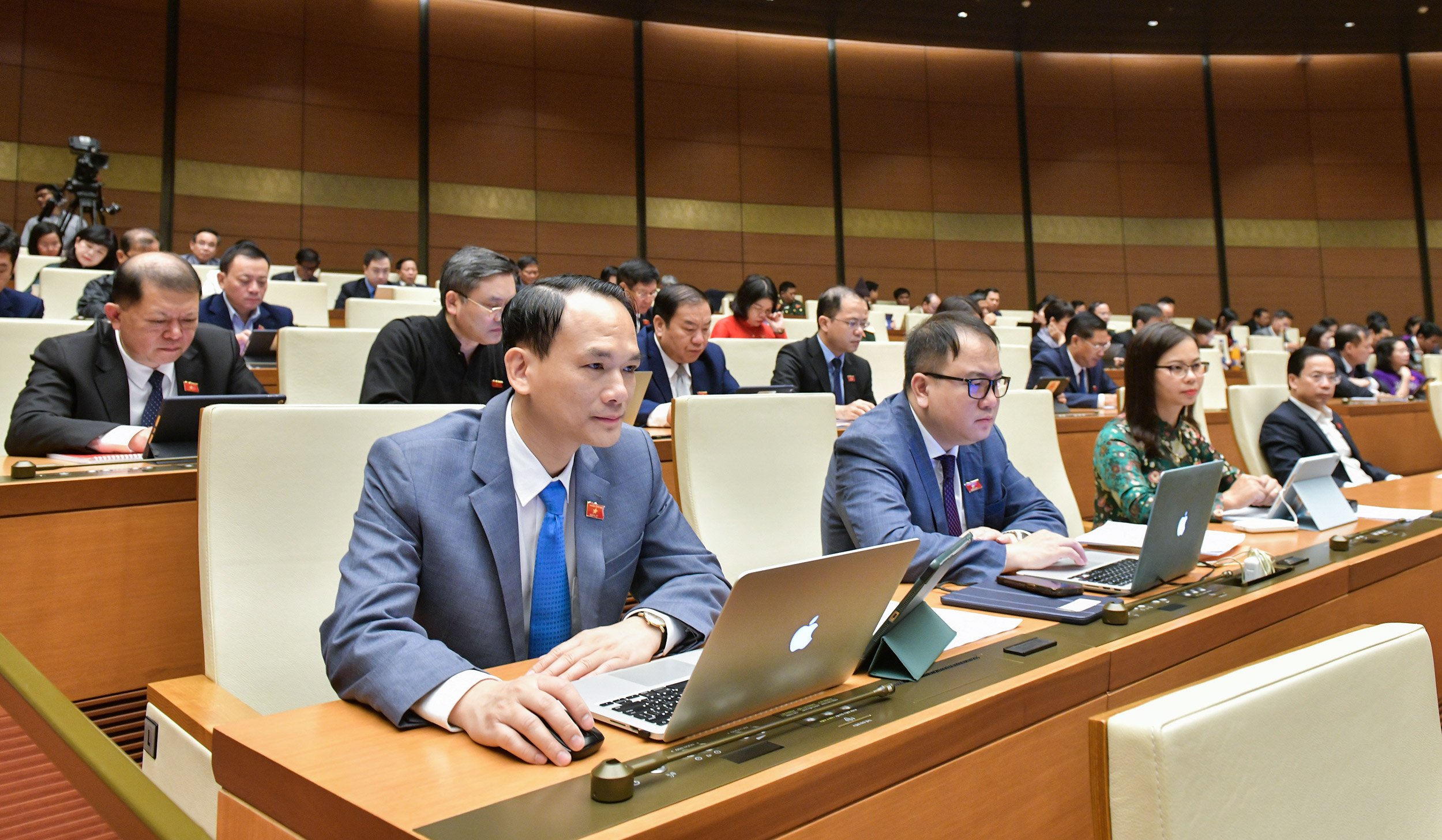 Quốc hội biểu quyết th&ocirc;ng qua Nghị quyết. Ảnh - Quochoi.vn.&nbsp;