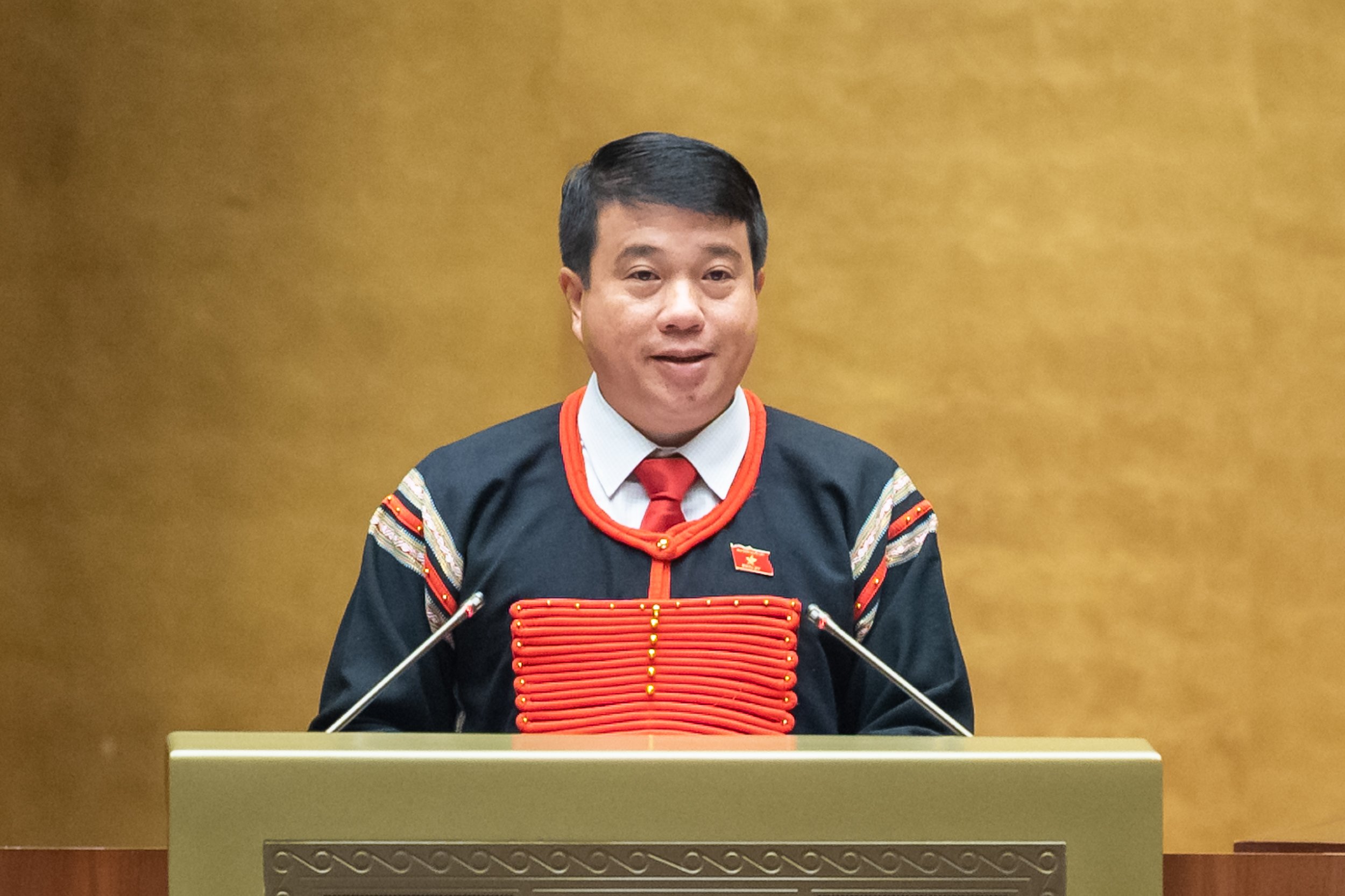 Chủ tịch Hội đồng D&acirc;n tộc của Quốc hội Y Thanh H&agrave; Ni&ecirc; Kđăm b&aacute;o c&aacute;o giải tr&igrave;nh, tiếp thu, chỉnh l&yacute; dự thảo Nghị quyết. Ảnh - Quochoi.vn.&nbsp;