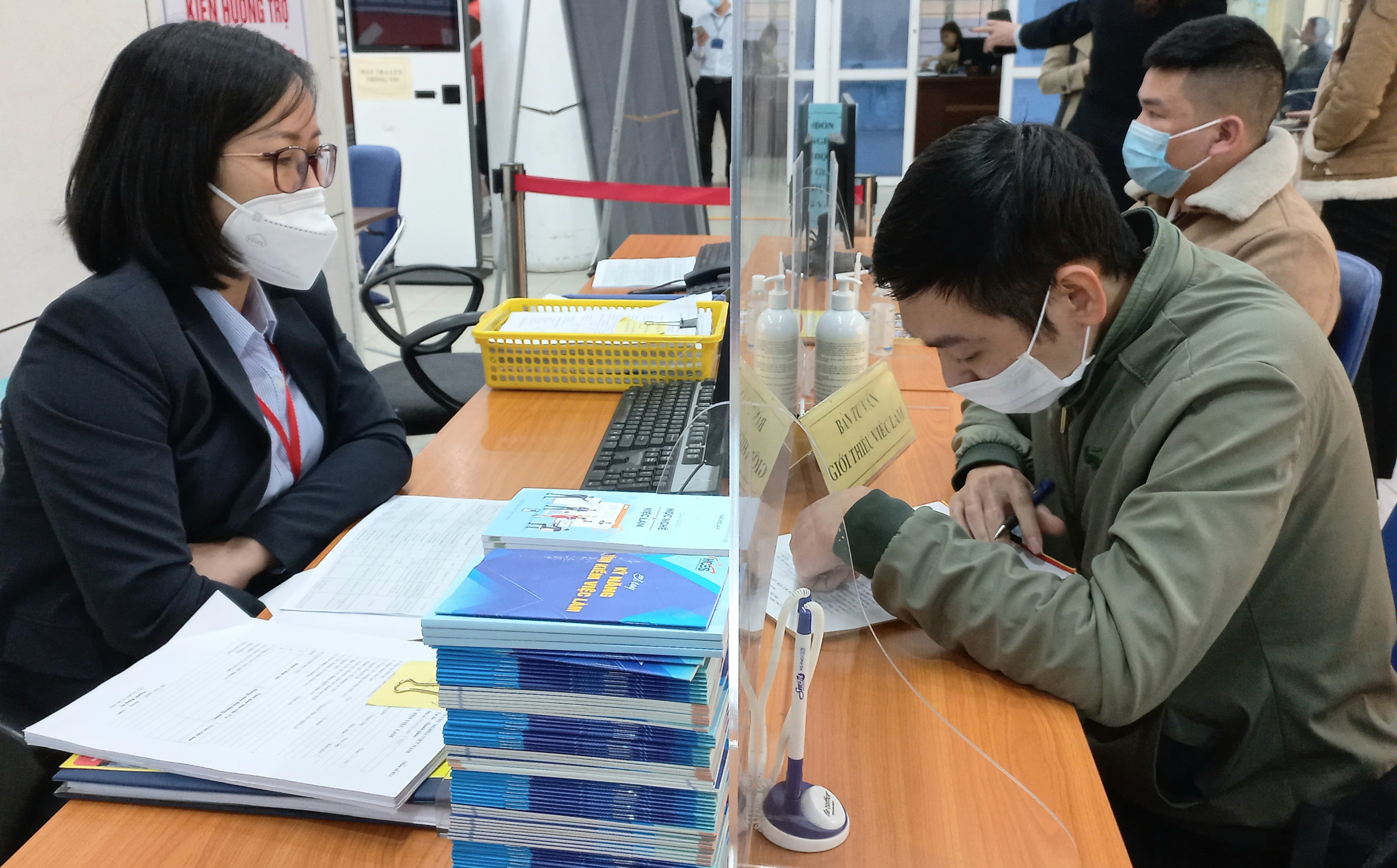Tiến tới mở rộng mọi đối tượng có việc làm, thu nhập đều được tham gia bảo hiểm xã hội để sau này có lương hưu. Ảnh minh họa - N.Dương.