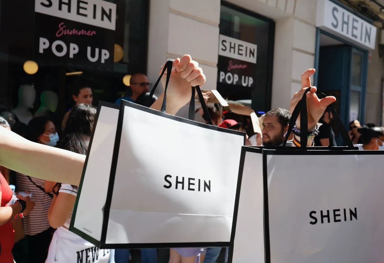 Shein nổi tiếng là nền tảng thương mại điện tử chuyên về thời trang giá cực rẻ cho Gen Z.
