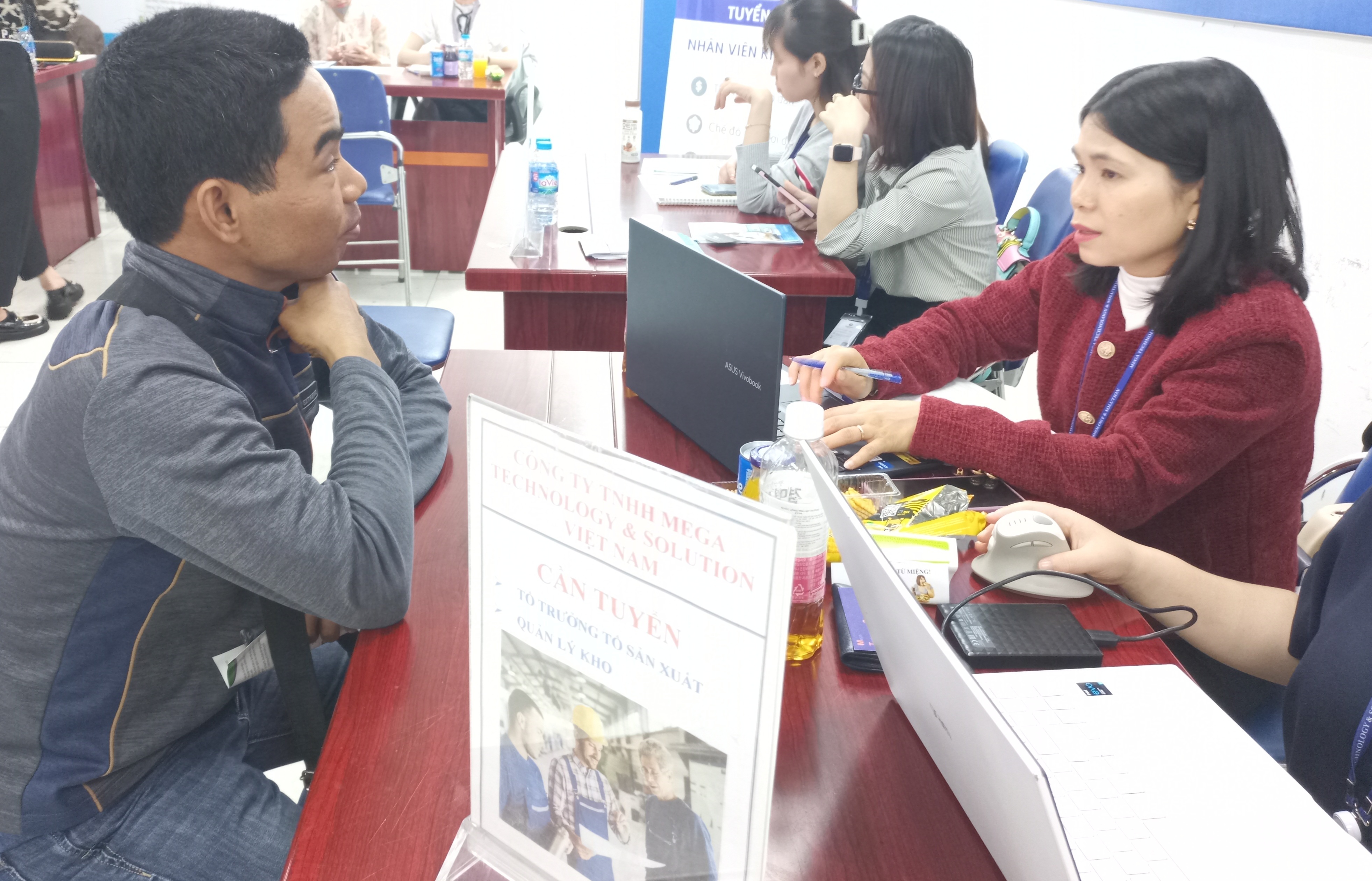 Phỏng vấn, tuyển dụng lao động. Ảnh - Thu Hằng.