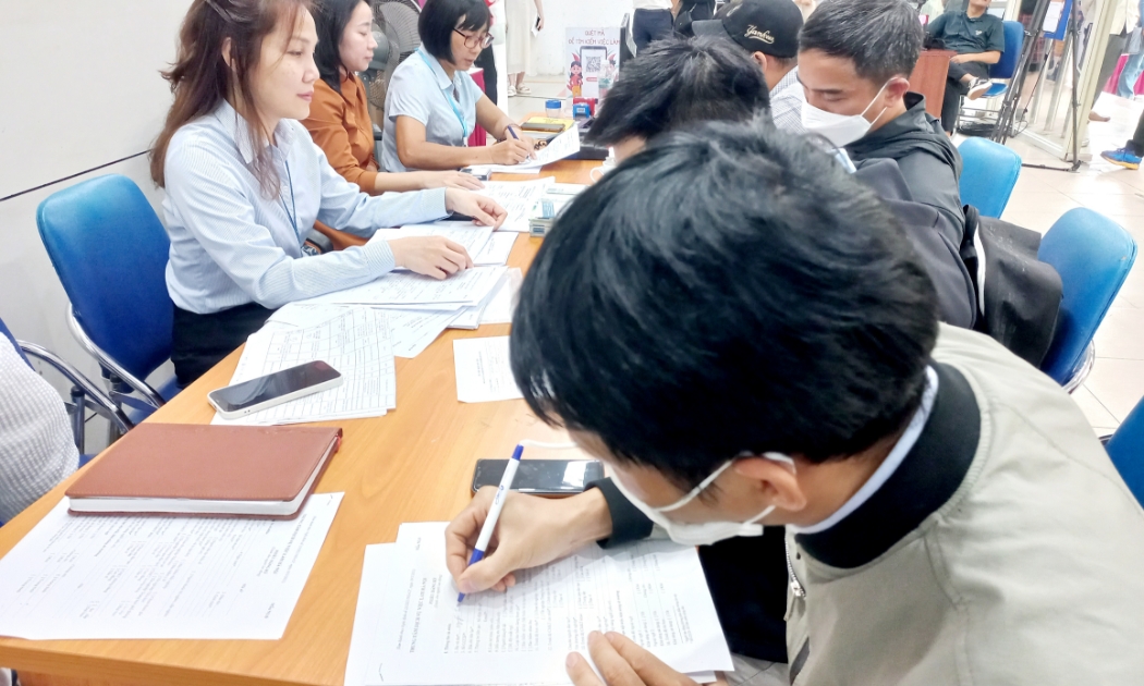 Người lao động tham gia tìm việc tại Ngày hội việc làm. Ảnh - Thu Hằng.
