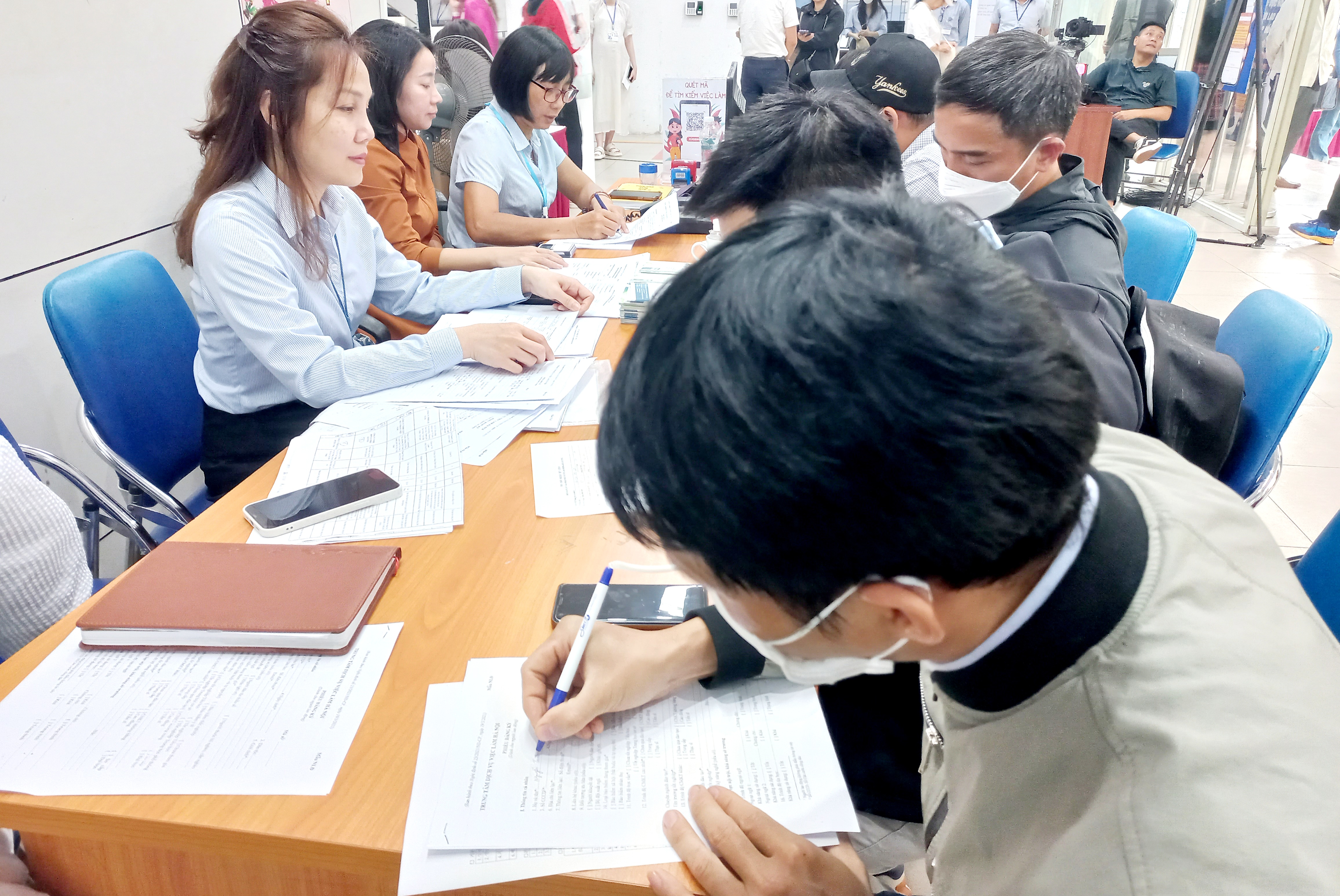 Người lao động tham gia tìm việc tại Ngày hội việc làm. Ảnh - Thu Hằng.