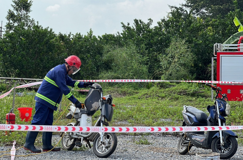 Hiệp hội VFRA v&agrave; Cục Cảnh s&aacute;t PCCC v&agrave; CNCH tổ chức thử nghiệm chữa ch&aacute;y Pin Lithium - Ion của xe điện bằng b&igrave;nh chữa ch&aacute;y x&aacute;ch tay.&nbsp; Ảnh: VFRA